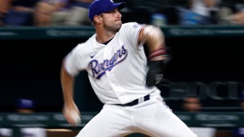 El veterano lanzador de los Rangers dominó a placer la ofensiva de los angelinos y con un poco de ayuda de su bullpen le propinaron una derrota al equipo de los Ángeles