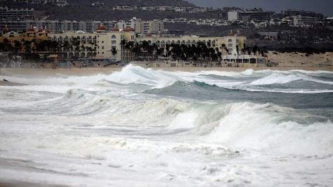 El oleaje del huracán Hilary puede verse ante el resort Los Cabos en Baja California, México, el 18 de agosto de 2023.