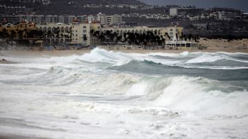 El oleaje del huracán Hilary puede verse ante el resort Los Cabos en Baja California, México, el 18 de agosto de 2023.