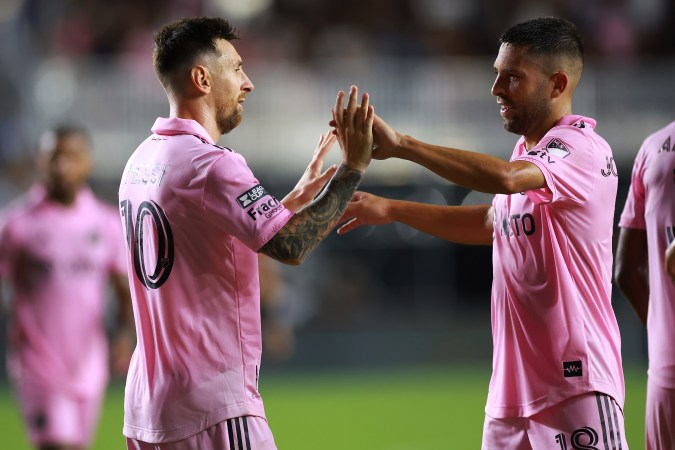 Lionel Messi celebra su gol con Jordi Alba en la Leagues Cup 2023. Foto: Héctor Vivas/Getty Images.