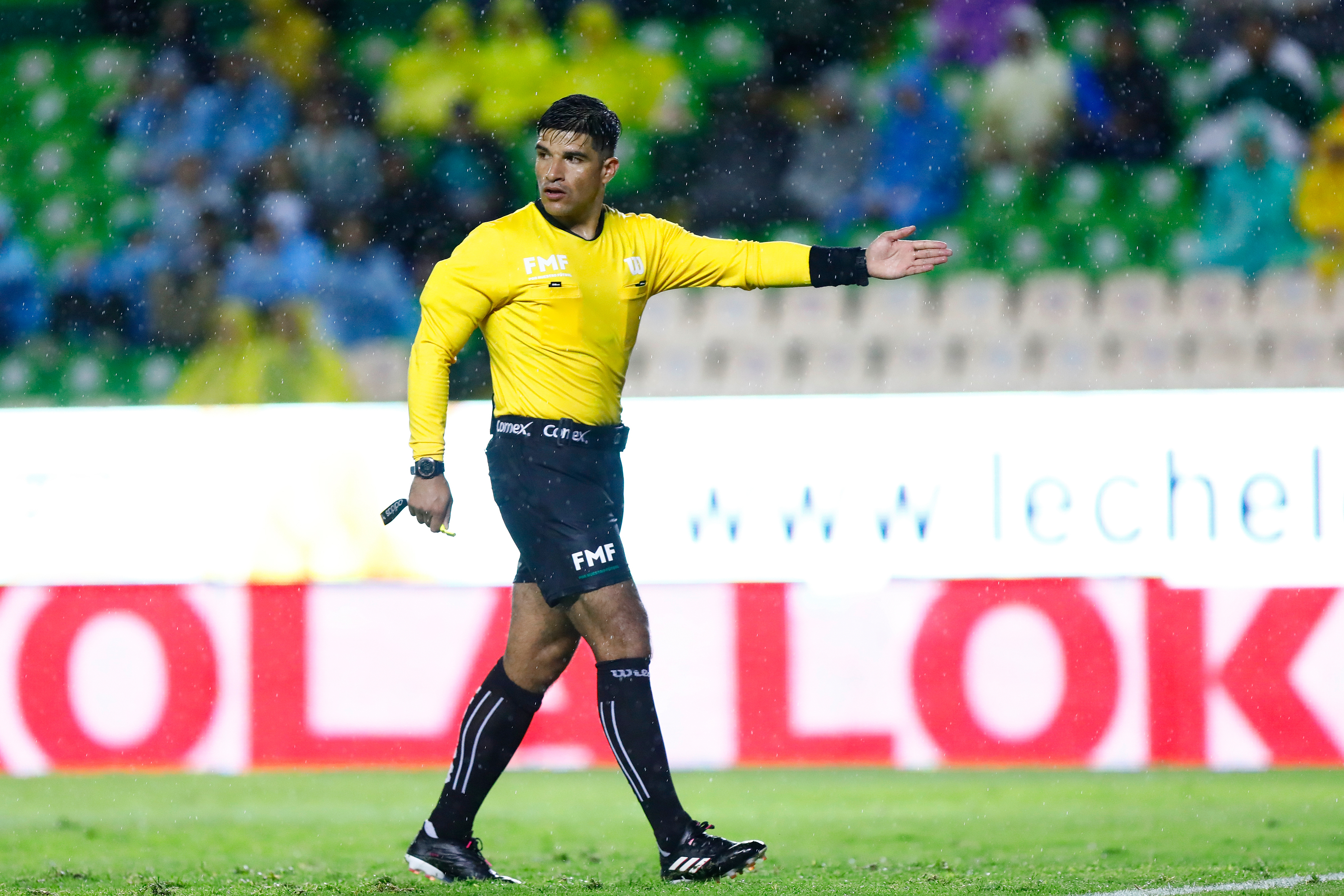 Maximiliano Quintero match referee gives instructions during the fourth round match between León and Mazatlán FC as part of the Torneo Apertura 2023 Liga MX at Estadio León.  Photo: Leopoldo Smith/Getty Images.