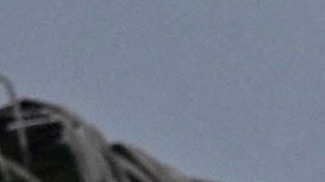 Una familia camina por la playa en Los Cerritos en La Paz, Baja California, México, durante el paso del huracán Hilary, el 19 de agosto de 2023.