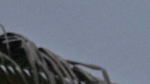 Una familia camina por la playa en Los Cerritos en La Paz, Baja California, México, durante el paso del huracán Hilary, el 19 de agosto de 2023.