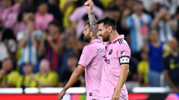 Lionel Messi celebra un gol junto a Jordi Alba.