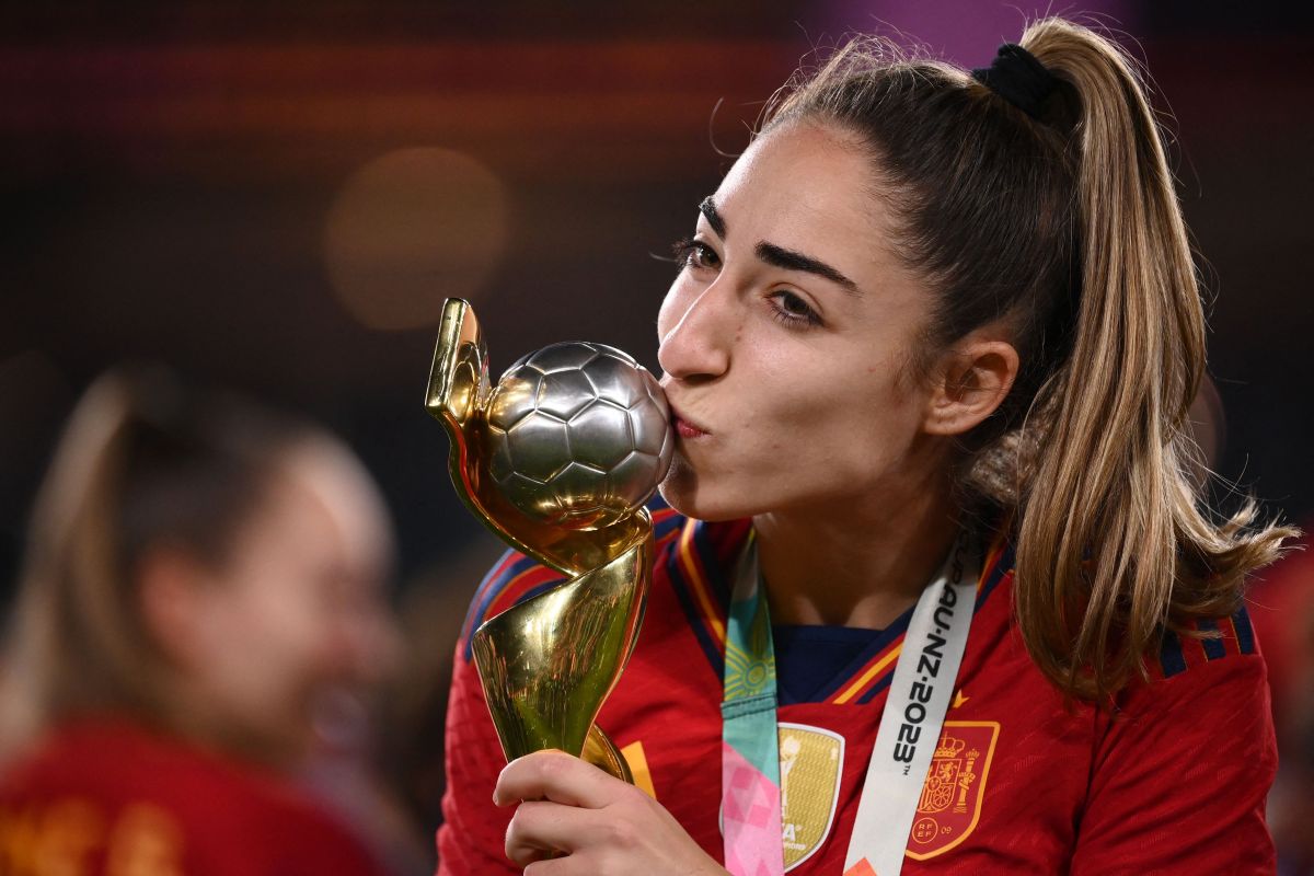 Olga Carmona, capitana de España besa la Copa del Mundo.