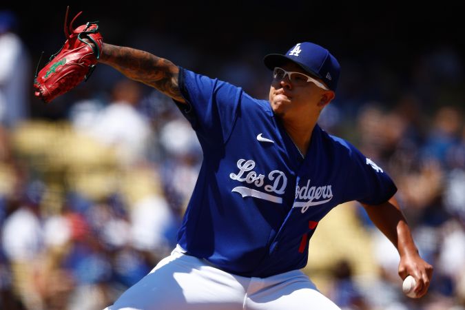 ulio Urias #7 de Los Angeles Dodgers lanza contra los Colorado Rockies en la primera entrada en el Dodger Stadium el 13 de agosto de 2023 en Los Angeles, California. Foto: Ronald Martínez/Getty Images.