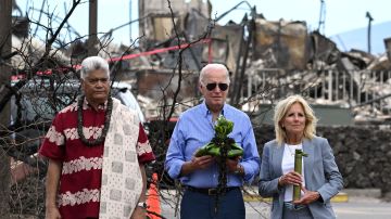 Joe Biden y primera dama visitan Maui para escuchar a sobrevivientes tras los devastadores incendios forestales