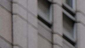 Inmigrantes esperan en las afueras del hotel Roosevelt en Nueva York.