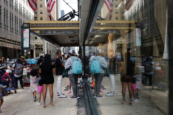 Inmigrantes esperan en las afueras del hotel Roosevelt en Nueva York.