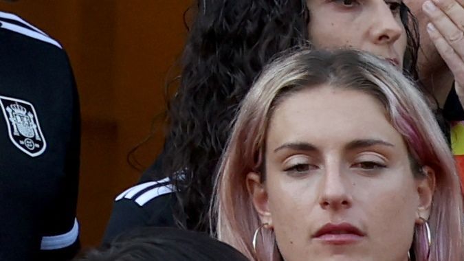 Presidente de la Real Federación Española de Fútbol (RFEF), Luis Rubiales (i), y el seleccionador español, Jorge Vilda (d), mientras el primer ministro en funciones, Pedro Sánchez (centro), recibe a las jugadoras de la selección nacional femenina de fútbol de España tras su victoria en el Mundial de 2023 en el Palacio de La Moncloa. Foto: PIERRE-PHILIPPE MARCOU/AFP via Getty Images. 