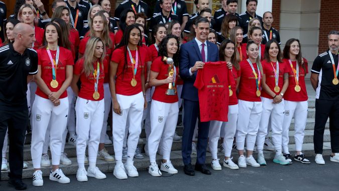 Presidente de la Real Federación Española de Fútbol (RFEF), Luis Rubiales (i), y el seleccionador español, Jorge Vilda (d), mientras el primer ministro en funciones, Pedro Sánchez (centro), recibe a las jugadoras de la selección nacional femenina de fútbol de España tras su victoria en el Mundial de 2023 en el Palacio de La Moncloa. Foto: PIERRE-PHILIPPE MARCOU/AFP via Getty Images.