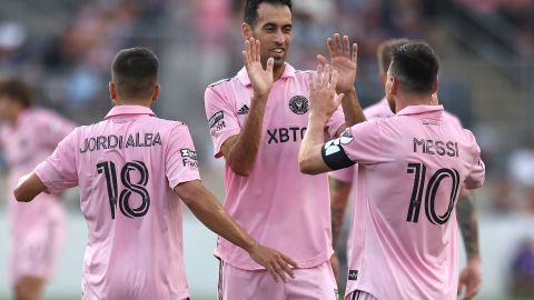 Messi celebra gol del Inter Miami junto a Jordi Alba y Sergio Busquets.