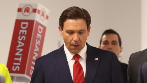 DeSantis abucheado durante una vigilia por las víctimas del tiroteo en Jacksonville