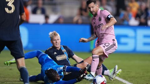 Messi encara a Andre Blake en las semifinales de la Leagues Cup.