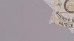 Donald Trump, desafiante y con el ceño fruncido en su primera foto policial