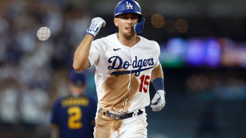 Austin Barnes le dio el triunfo a los Dodgers con su primer jonrón del año.