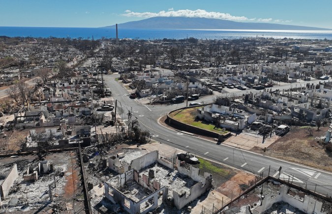 En una vista aérea, se ven autos y casas quemados en un vecindario que fue destruido por un incendio forestal el 17 de agosto de 2023 en Lahaina, Hawái. Al menos 111 personas murieron y miles fueron desplazadas. Foto: Justin Sullivan/Getty Images.