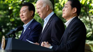 Los presidentes Yoon Suk Yeoly y Joe Biden y la primera ministra japonesa, Kishida Fumio realizaron una cumbre en Camp David el 18 de agosto de 2023.