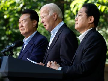Los presidentes Yoon Suk Yeoly y Joe Biden y la primera ministra japonesa, Kishida Fumio realizaron una cumbre en Camp David el 18 de agosto de 2023.