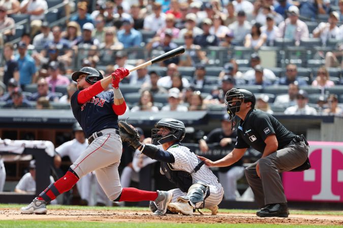 Luis Urias #17 de los Medias Rojas de Boston golpea un grand slam en la segunda entrada contra Gerrit Cole #45 de los Yankees de Nueva York durante su juego en el Yankee Stadium. Foto: Al Bello/Getty Images.