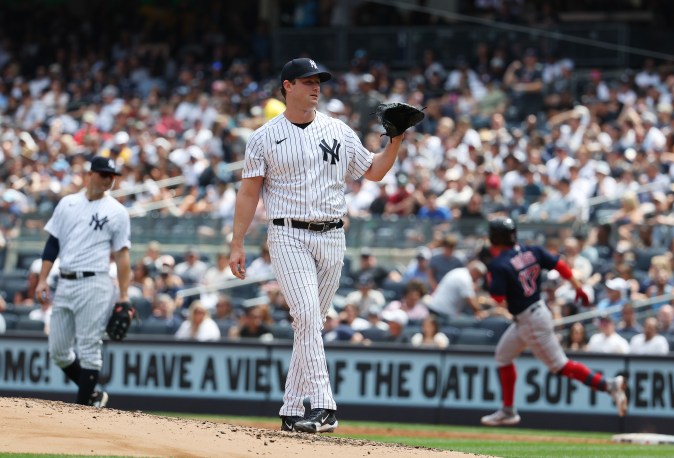 Luis Urias #17 de los Medias Rojas de Boston redondea las bases después de conectar un grand slam en la segunda entrada contra Gerrit Cole #45 de los Yankees de Nueva York durante su juego en el Yankee Stadium. Foto: Al Bello/Getty Images.