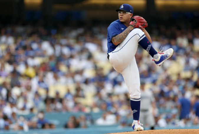 Julio Urias #7 de Los Angeles Dodgers lanza contra los Miami Marlins durante la segunda entrada en el Dodger Stadium el 19 de agosto de 2023 en Los Angeles, California. Foto: Harry How/Getty Images.