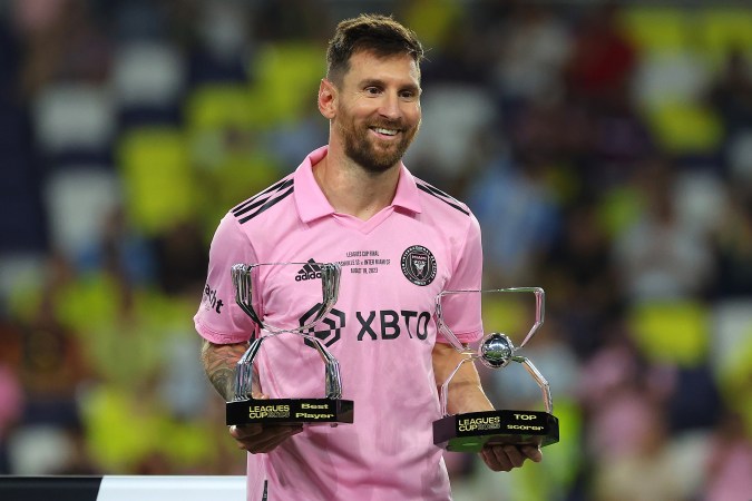 Lionel Messi #10 de Inter Miami posa con su Premio al Mejor Jugador y el Premio al Máximo Goleador después de derrotar al Nashville SC. Foto: Kevin C. Cox/Getty Images.