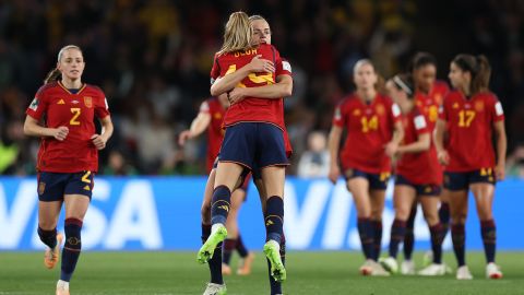 Olga Carmona (19) celebra con sus compañras el solitario gol que le dio a España la Copa del Mundo.