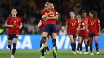 Olga Carmona (19) celebra con sus compañras el solitario gol que le dio a España la Copa del Mundo.