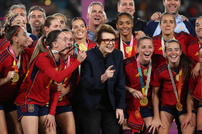 Billy Jean King después de la victoria del equipo en el partido final de la Copa Mundial Femenina de la FIFA Australia y Nueva Zelanda 2023 entre España e Inglaterra en el Estadio Australia el 20 de agosto de 2023 en Sydney, Australia. Foto: Catherine Ivill/Getty Images.
