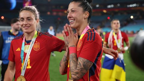 Jennifer Hermoso (d) celebra junto a Alexia Putellas (i) después de levantar la Copa del Mundo.