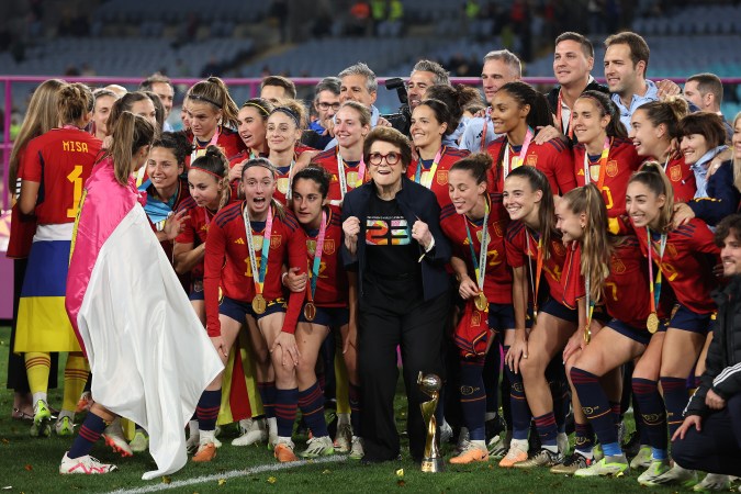 Billy Jean King después de la victoria del equipo en el partido final de la Copa Mundial Femenina de la FIFA Australia y Nueva Zelanda 2023 entre España e Inglaterra en el Estadio Australia el 20 de agosto de 2023 en Sydney, Australia. Foto: Cameron Spencer/Getty Images.