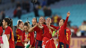 Olga Carmona (19), Jenifer Hermoso (10) y otras jugadoras de España celebran el título mundial.