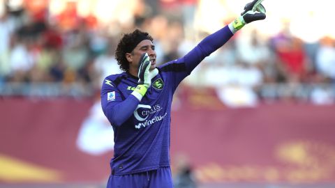 El Guillermo Ochoa sigue demostrando por qué es considerado el mejor guardameta azteca de la actualidad y ayudó a su equipo a conseguir un empate importante contra la Roma