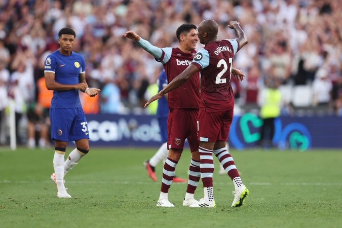 Edson Álvarez (izquierda) celebra con sus compañeros la victoria del West Ham sobre el Chelsea.