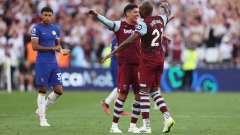 Edson Álvarez (izquierda) celebra con sus compañeros la victoria del West Ham sobre el Chelsea.