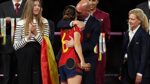 Rubiales en la entrega de reconocimientos a las futbolistas de la selección de España.