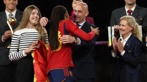 Luis Rubiales felicitando a Salma Paralluelo durante la ceremonia de premiación en la que besó a Jennifer Hermoso.