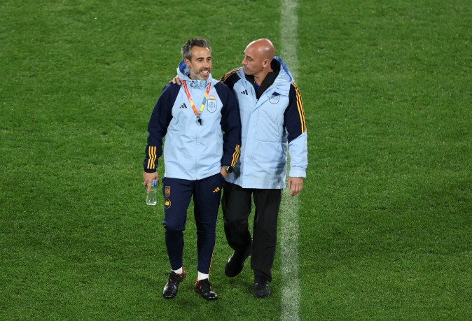 Luis Rubiales, presidente de la Real Federación Española con Jorge Vilda, entrenador de España. Foto: Catherine Ivill/Getty Images.