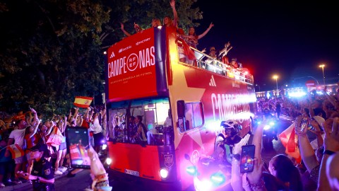 La Selección de España femenina ya se encuentra recorriendo las calles de Madrid celebrando con los miles de aficionados que se volcaron a la calle para festejar el título mundial