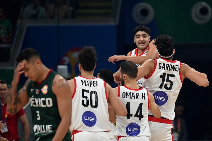 Los jugadores de Egipto reaccionan durante el partido del grupo D de la Copa Mundial de Baloncesto FIBA entre México y Egipto en el Mall of Asia Arena en Pasay. Foto: JAM STA ROSA/AFP vía Getty Images.