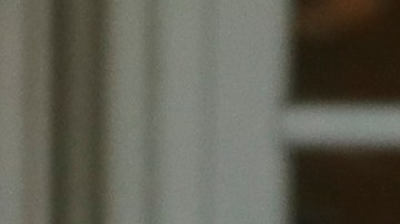 Luis Rubiales (de frente) habla con el presidente del gobierno de España en funciones Pedro Sánchez con el cuerpo técnico y las jugadoras de la selección detrás.