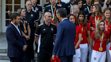 Luis Rubiales (de frente) habla con el presidente del gobierno de España en funciones Pedro Sánchez con el cuerpo técnico y las jugadoras de la selección detrás.