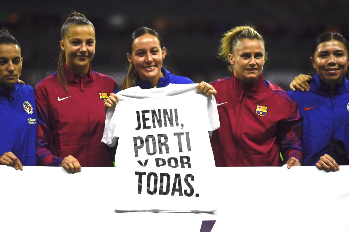 La pancarta no fue el único gesto de apoyo de las jugadoras. Foto: AFP vía Getty Images.