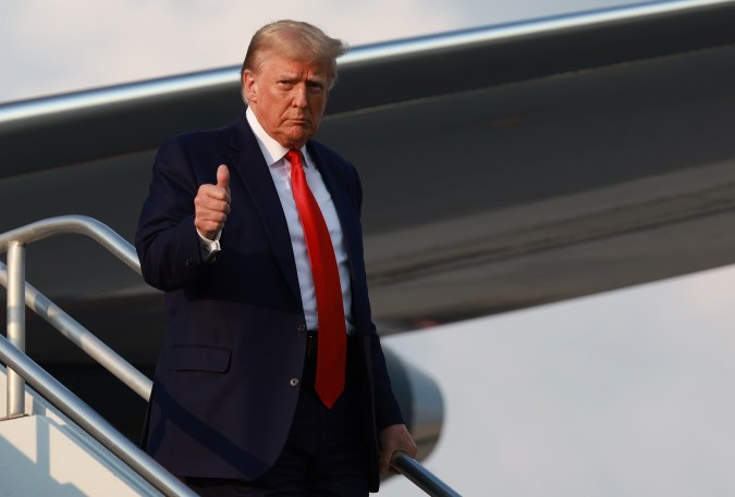 Comienzan a aparecer esfuerzos por descalificar a Trump de las boletas estatales en las elecciones de 2024.