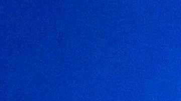 Erling Haaland con el premio entregado por la UEFA.