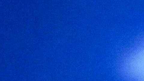 Erling Haaland con el premio entregado por la UEFA.