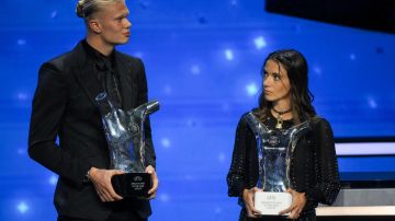 Erling Haaland con el premio entregado por la UEFA.