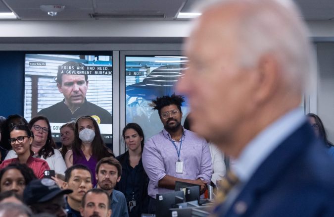Un video del gobernador de Florida, Ron DeSantis puede verse mientras Biden hablaba en la sede de FEMA.