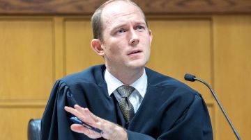 El juez Scott McAfee preside el caso de Donald Trump y 18 coacusados, en el juzgado del condado de Fulton.